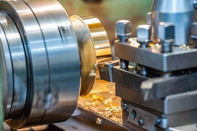 CNC-Maschine beim Drehen