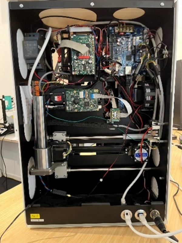 3D-Drucker-Prototyp für zahnmedizinische Anwendungen: Ausgestattet mit zahlreichen MISUMI-Komponenten, darunter Aktuatoren (LX-Serie), Wellen, Linearlager und über meviy gefertigte Sonderteile.