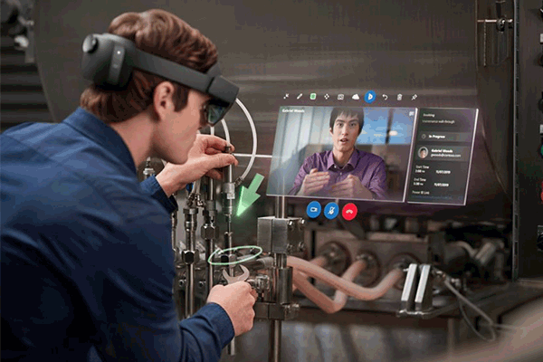Ein Techniker bekommt per Datenbrille und Video-Call mit einem Service-Mitarbeiter erklärt, was seine nächsten Arbeitsschritte sind.