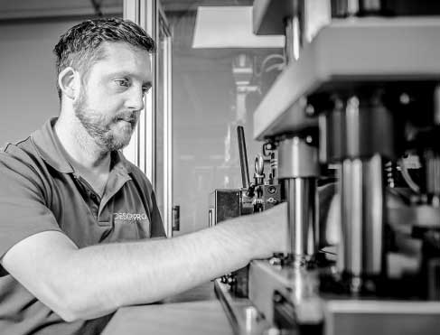 Präzision und voller Einsatz: Leitender Designer Pat Downes bei der Arbeit.